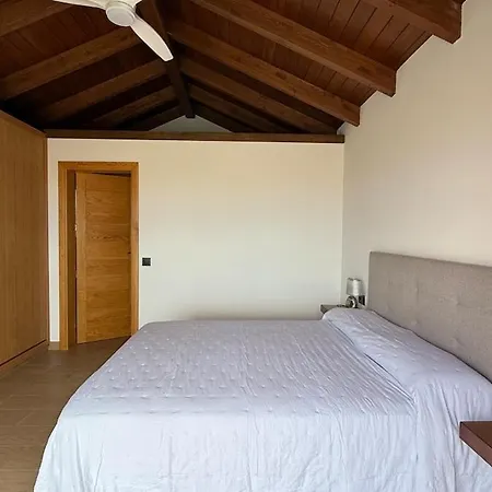 - Upper Deck Double Private In Barbuja Апартаменты *